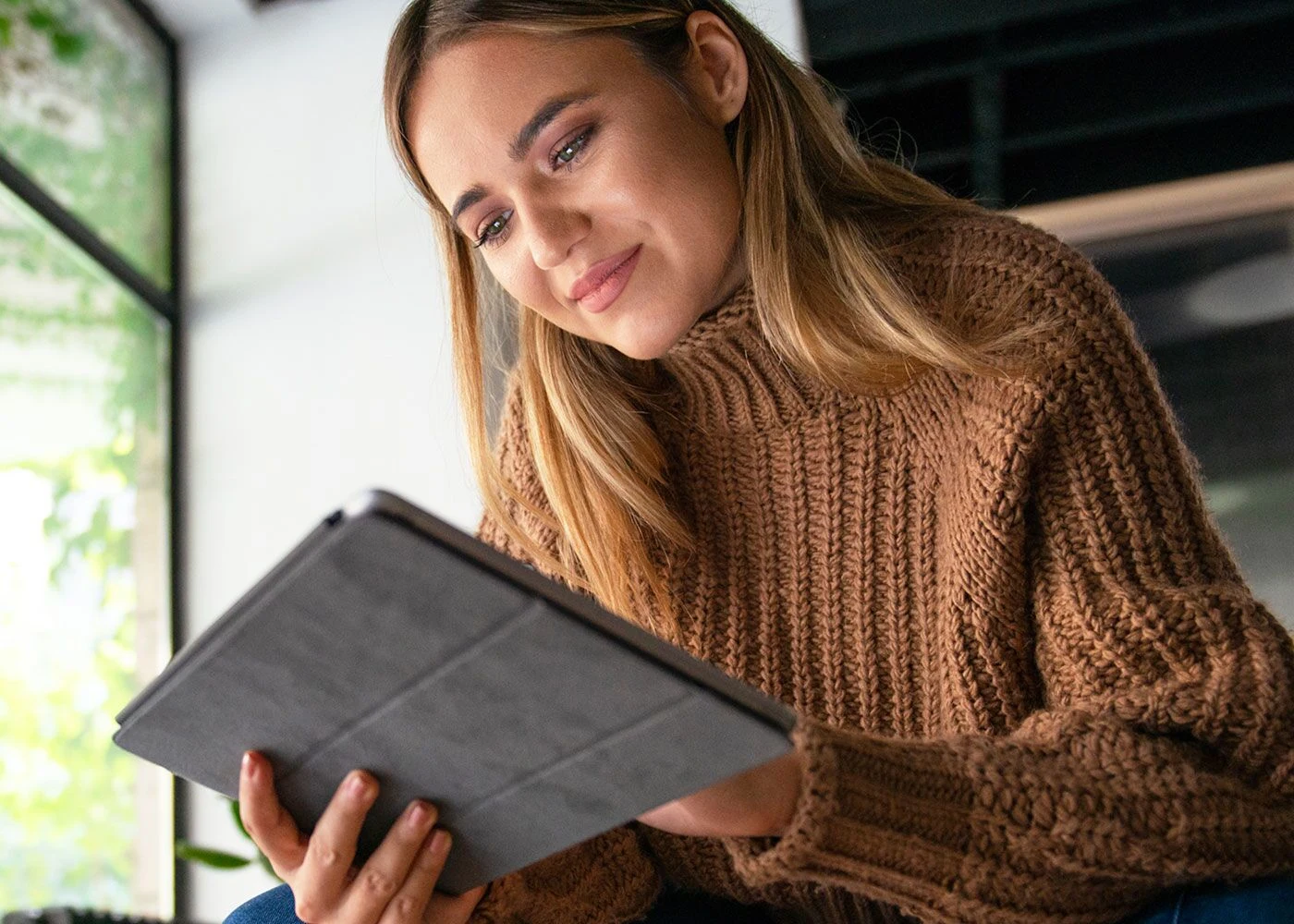 Frau mit Tablet